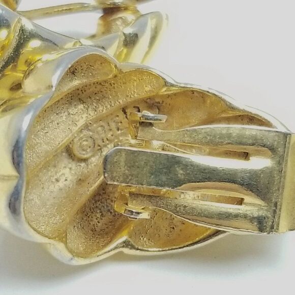 Vintage Shrimp Ribbed Shape Clip On Earrings, Gold Tone, Signed, Retro Estate - Picture 4 of 6